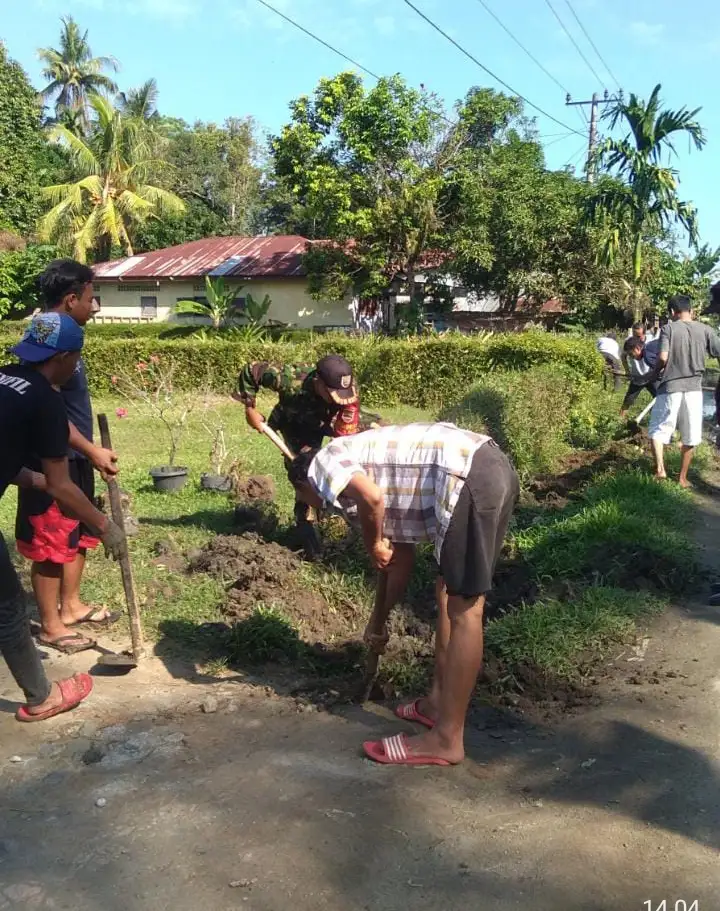 Semangat Gotong Royong Masih Terjaga, Babinsa Dan Warga Serbalawan Bersihkan Parit Bersama