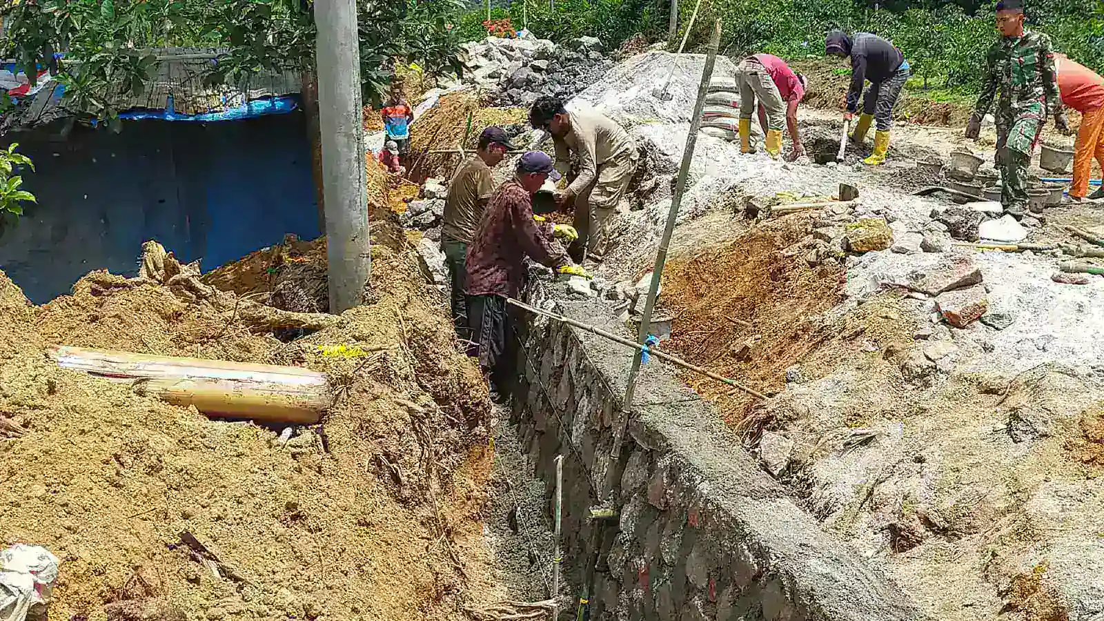 Semangat Tanpa Batas di Bulan Puasa, Satgas TMMD Ke-127 Kodim 0207/Simalungun Bangun Dinding Bahu Jalan Cegah Longsor.