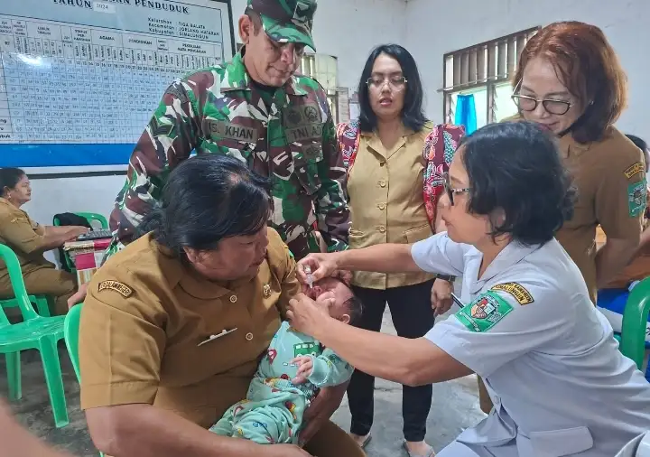 Hangatnya Kepedulian Di Tiga Balata, Babinsa Dampingi Posyandu Balita Demi Generasi Sehat